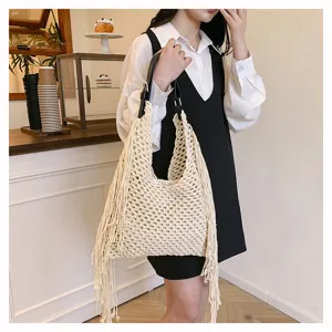 Schicke beige gehäkelte Fransen-Umhängetasche Detailansicht, lässige geflochtene Strandtasche.