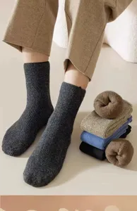 Detalle de calcetines térmicos gruesos de invierno, diseño acanalado, cálidos para clima frío.