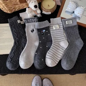 Grey cute cat wool socks for women, winter warm thickened Korean style mid-tube thermal socks.