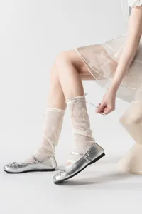 Detail van transparante balletstijl beenwarmers, perfect voor schattige en stijlvolle outfits.