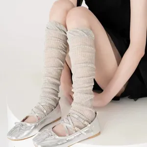 Vue détaillée de jambières transparentes rayées, élégantes chaussettes de mollet.