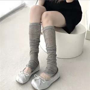 Détail de jambières ajourées côtelées, accessoire élégant pour tenues tendance.