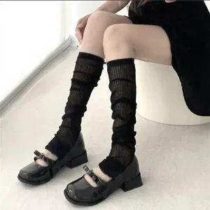 Vue détaillée de jambières rayées noires et chaussures Mary Jane pour un style Lolita.