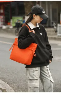 Borsa a tracolla elegante in nylon arancione vivo per uso quotidiano, stile casual moderno.