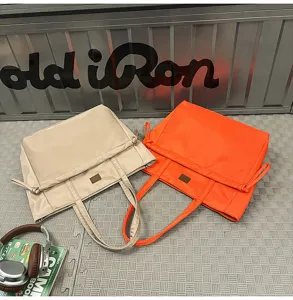 Borsa a tracolla in nylon casual, borsa shopper giornaliera unisex, pratica ed elegante.