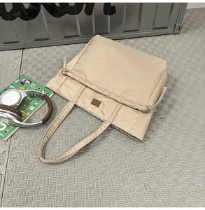 Borsa a tracolla casual in nylon per uomo e donna, tote giornaliera dal design minimalista.