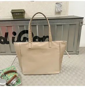 Vista dettagliata della borsa tote in nylon kaki, borsa a spalla casual per uso quotidiano.