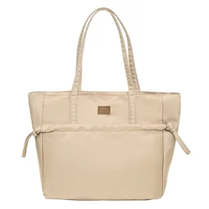 Vista dettagliata della borsa a spallina in nylon beige con doppi manici e tasca anteriore.