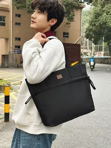 Borsa a tracolla in nylon nero da uomo, borsa casual per il commuting giornaliero.
