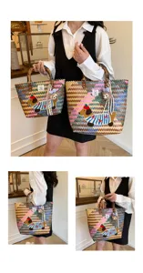 Borsa tote in paglia intrecciata con manico in bambù, ricamo bassotto e peluche.