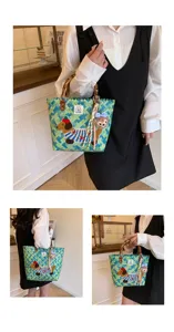 Borsa in tessuto con manico in bambù, ricamo di bassotto e ciondolo in peluche per la spiaggia.