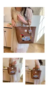 Borsa a mano intrecciata retrò in paglia con manici in bambù e ricamo di bassotto per le vacanze.