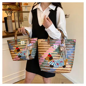 Borsa a mano intrecciata in bambù con ricamo bassotto e ciondolo in peluche per vacanze.