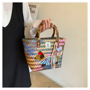 Borsa a mano intrecciata con manico in bambù, ricamo bassotto e ciondolo peluche per spiaggia