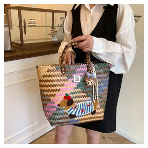 Borsa tote intrecciata rétro con manico in bambù, ricamo di bassotto e stile vacanza al mare.