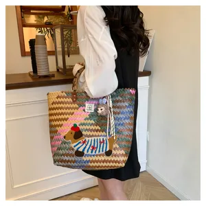 Squisita borsa shopper intrecciata con manico in bambù e ricamo di bassotto per la spiaggia.