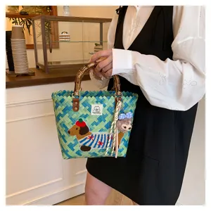 Borsa in paglia intrecciata con manico in bambù, ricamo bassotto e ciondolo per le vacanze.