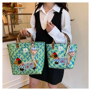 Borsa tote intrecciata con manico in bambù retrò, ricamo bassotto carino e ciondolo di peluche.