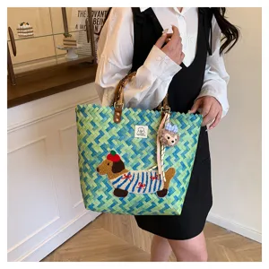 Borsa shopper intrecciata con manici in bambù e ricamo di bassotto per le vacanze.