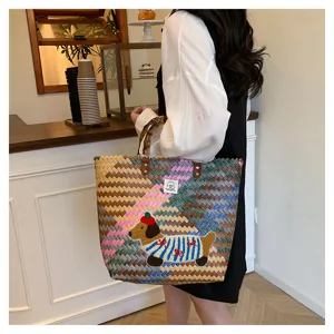 Borsa tote intrecciata da donna con ricamo di bassotto e manici in bambù eleganti.