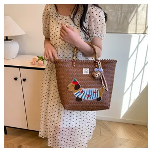 Borsa a mano intrecciata con manico in bambù, ricamo bassotto carino e ciondolo peluche.