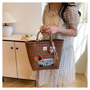Borsa tote intrecciata vintage con manico in bambù, ricamo bassotto e ciondolo orsetto peluche.