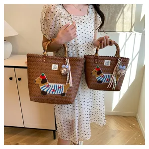 Borsa tote intrecciata chic con manico in bambù, ricamo bassotto e simpatico portachiavi in peluche.