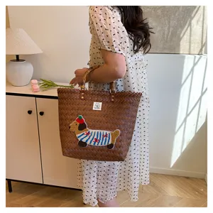 Borsa shopper intrecciata retrò con manico in bambù e ricamo bassotto per vacanze estive.