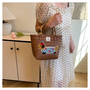 Borsa a mano intrecciata rétro con manici in bambù e simpatica toppa bassotto, borsa mare.