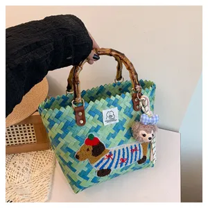 Borsa intrecciata chic con manico in bambù, ricamo di bassotto carino e grazioso ciondolo di cartone.