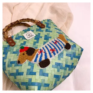 Squisita borsa intrecciata con manico in bambù e patch di bassotto carino, cestino da mare.
