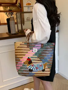 Chic borsa a mano intrecciata da donna con design vintage color-block e manico in bambù.
