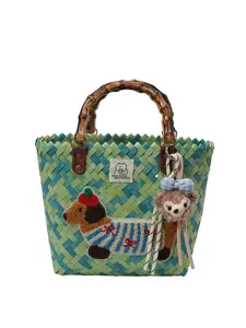 Borsa a mano intrecciata con manico in bambù, patch bassotto e ciondolo di peluche per donna.