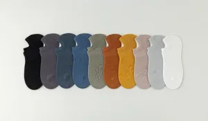 Detailansicht flacher unsichtbarer Herren Sneakersocken in vielen einfarbigen Nuancen, weich.