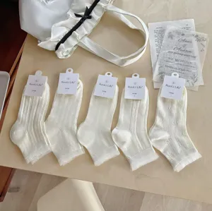 Chaussettes femme en maille blanche avec nœud, respirantes et légères pour été.