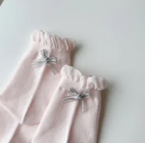 Rosa Rüschen Socken für Damen mit süßen grauen Schleifen, weiche Baumwollstrümpfe für den Alltag.