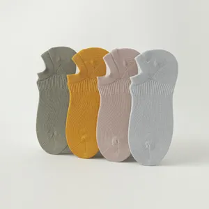 Nahaufnahme Detail von mehrfarbigen niedrigen unsichtbaren Socken weich atmungsaktiv.