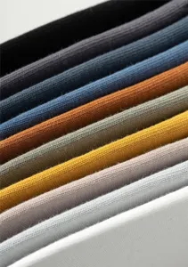 Detailansicht atmungsaktiver Herrensocken aus reiner Baumwolle in vielen bunten Trendfarben.