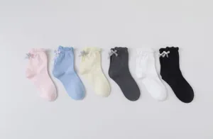 Detailansicht süßer Rüschen-Schleifen-Baumwoll-Mittelsocken in verschiedenen Farben.