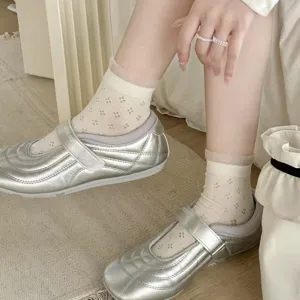Chaussettes de milieu de tube ajourées respirantes d'été pour femmes, douces et polyvalentes.