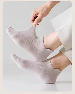 Atmungsaktive Mesh-Herrensocken für den Sommer, elastische und bequeme kurze Freizeitsocken.