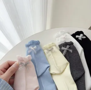 Detailansicht süßer Damen Rüschen Schleife Mittelsocken, weiche Baumwolle Slouch Socken.