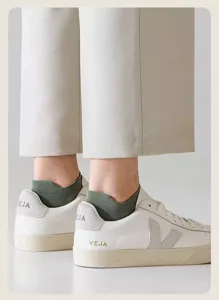 Nahaufnahme von einfarbigen grünen Herren-Kurzsocken mit atmungsaktivem Design und bequemer Passform.