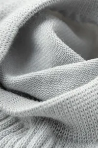 Graue Baumwollsocken Stoff Detail Textur Nahaufnahme atmungsaktiv weich Strick Makro