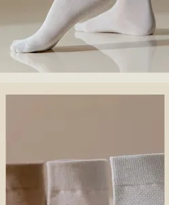 Detailansicht atmungsaktiver Herren Sommer Baumwoll Socken mit feiner Netzstruktur und Passform.