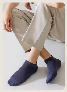 Atmungsaktive Herren Sommer Netz Socken, einfarbige rutschfeste Freizeitsocken Detailansicht.