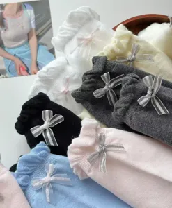 Detailansicht süßer Baumwoll-Mittelstocken mit Rüschen und Schleife, weiche Bündchen für Alltag.