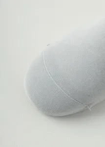Nahaufnahme der grauen Baumwoll-Herrensockenspitze mit feiner Strickstruktur für Details.