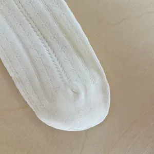 Chaussettes dentelle ete blanches vue detail, bas mignon respirant maille fine gros plan.