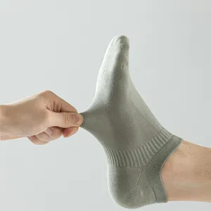 Detailansicht von Herren Baumwoll-Kurzsocken mit elastischem Bündchen und weicher Passform.
